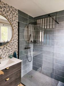 MontbazinPetite villa en bois avec piscine的带淋浴和盥洗盆的浴室