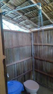 Yennanas BesirYenrou Homestay的木墙浴室设有卫生间