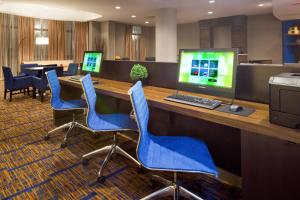 休斯顿休斯顿广场万怡酒店的办公室配有书桌、电脑和蓝色椅子