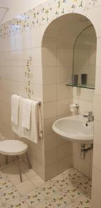 波西塔诺Relais Zio Vincenzo Casa Positano的浴室配有盥洗盆、镜子和毛巾