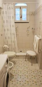 波西塔诺Relais Zio Vincenzo Casa Positano的一间带洗衣机和卫生间的浴室