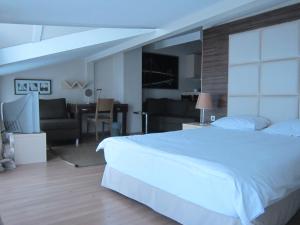 伊斯坦布尔Derpa Hotel的一间带白色大床的卧室和一间客厅