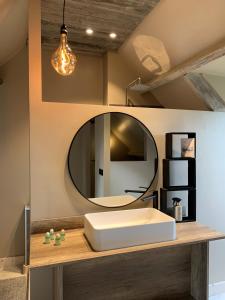 ZottegemPerlefien的一间带水槽和镜子的浴室