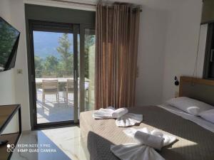 瓦西利基Luxury Villa Serani with Panoramic View的一间卧室配有一张床,享有庭院的景色
