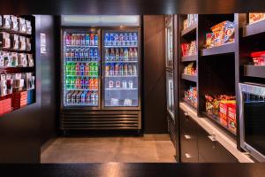 温泉城温泉万怡酒店的商店里装满大量饮品的冰箱