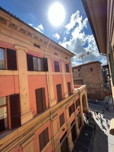 博洛尼亚Casa Nina Bologna Centro的享有天空中阳光灿烂的建筑景致