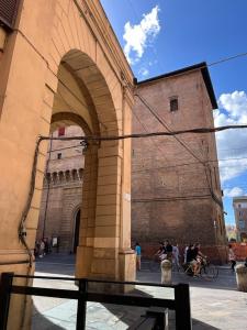 博洛尼亚Casa Nina Bologna Centro的前面有拱门的大建筑