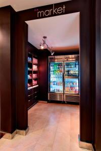 休斯顿休斯顿/布鲁克庭院酒店的商店里装有饮料的大冰箱