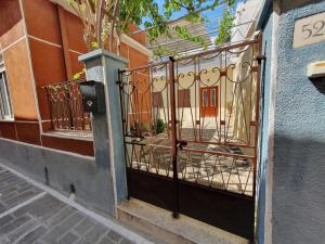 罗德镇Yiannis Sokaki House的建筑物一侧的门