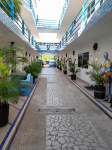 El YaqueHotel Posada La Mar的楼内带有盆栽的走廊
