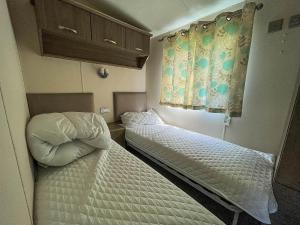 大雅茅斯Lovely 8 Berth Caravan With Decking And Nearby Scratby Beach Ref 50005a的带两张床的小房间,带水电