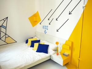 柏林鲍克思61艺术概念公寓旅舍的卧室配有一张挂在墙上的带时钟的床