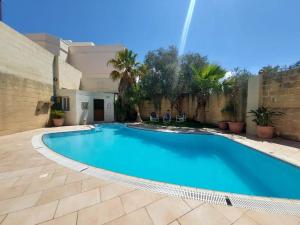 纳克萨Malta Villa的院子里的大型蓝色游泳池