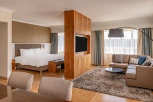 慕尼黑慕尼黑万豪酒店的酒店客房设有床和客厅。