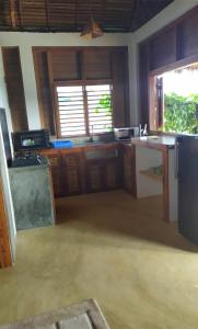 贝岛Hotel Océan Beach Sakatia的厨房配有木制橱柜和台面