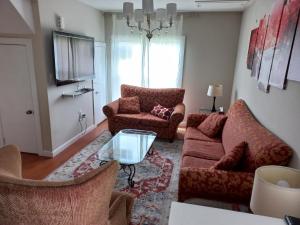 尼亚加拉瀑布Niagara Falls Dream Family Retreat的客厅配有沙发、椅子和桌子