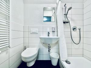 巴尔斯塔尔Monteurzimmer ZIMMERzuVERMIETEN in Balsthal Solothurn的白色的浴室设有卫生间和水槽。