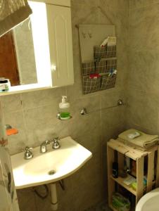 卡梅隆La Juana的一间带水槽和镜子的浴室