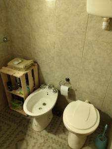 卡梅隆La Juana的浴室配有白色卫生间和盥洗盆。