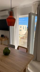 帕科坦Lukenda Rooms - Apartment的一张餐桌,享有海景