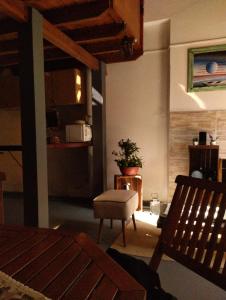 卡梅隆La Juana的客厅配有沙发和椅子