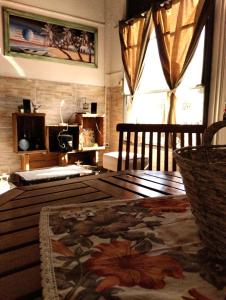 卡梅隆La Juana的客厅设有大窗户和地毯。