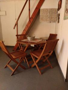 卡梅隆La Juana的一张木桌、两把椅子和楼梯