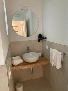 利莫内-苏尔加达La Casa sul Lago Apartments - Olive Tree Apartment的一间带水槽和镜子的浴室