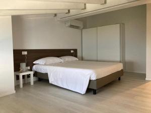 利莫内-苏尔加达La Casa sul Lago Apartments - Olive Tree Apartment的一间卧室,卧室内配有一张大床