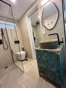 蒂亚斯Las Greca的一间带水槽和镜子的浴室