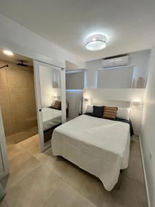 蒂亚斯Las Greca的卧室配有一张白色大床和淋浴