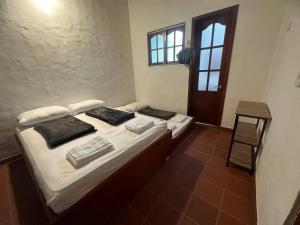 萨帕托卡Casa Victoria的一间卧室配有带白色床单和黑色枕头的床。