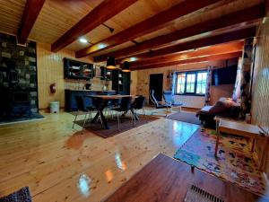 达内什Casa Emmara Sighisoara的客厅铺有木地板,配有桌子。