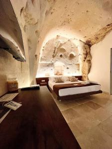 马泰拉CASA VACANZE BB 164-166的卧室配有一张石墙床