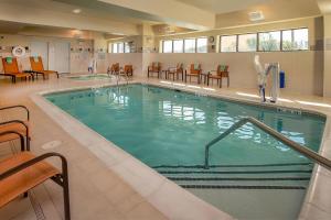 黑格斯敦黑格斯敦万豪万怡酒店的在酒店房间的一个大型游泳池