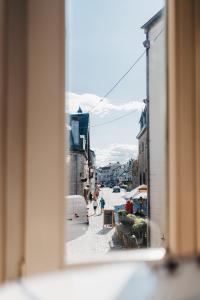 杜柏Le Nid de la Canette的从窗口可欣赏到街道景色