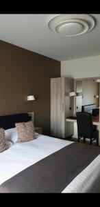 圣特雷登伯尔伦姆酒店的卧室配有一张白色大床和一张书桌