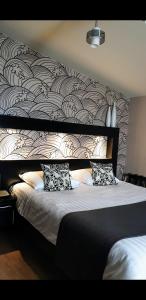 圣特雷登伯尔伦姆酒店的一张床上有两个枕头的房间