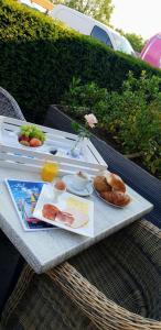圣特雷登伯尔伦姆酒店的一张野餐桌,上面放着一盘食物