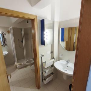 马里尔伊瓦Genziana Apartment - CIPAT 22114的一间带水槽、淋浴和卫生间的浴室