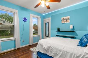 布里奇波特The Blue Room near Yale Hospital/Bridgeport的一间蓝色卧室,配有床和2个窗户