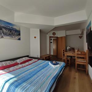 马里尔伊瓦Genziana Apartment - CIPAT 22114的一间卧室配有一张大床和一张桌子