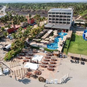 阿卡普尔科Mishol Bodas Hotel & Beach Club Privado的享有带游泳池和大楼的度假村的空中景致