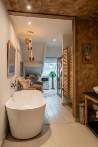 杜柏La Chambre Rose的客房内的浴室设有大浴缸