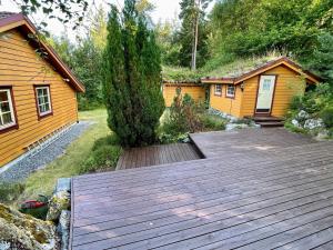 MosterhamnHoliday home MOSTERHAMN V的小屋前的木甲板