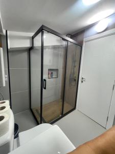 斯科普里King Size Apartment的浴室里设有玻璃门淋浴