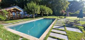TosseJack's Lodge - La Grange的庭院中间的游泳池