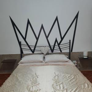 卡利亚里b e b bascus argius的一间卧室配有一张带黑白床头板的床