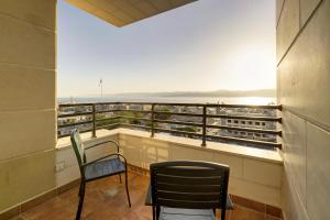 亚喀巴Luciana Hotel by BRATUS的阳台配有两把椅子,享有海景。