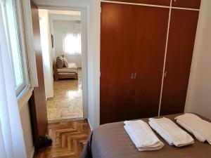 布宜诺斯艾利斯Hermoso departamento en el corazón de Palermo Soho的一间卧室配有一张带两条白色毛巾的床